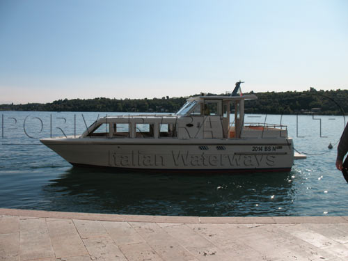 Schifffahrten an Bord eines Motorboots am Gardasee